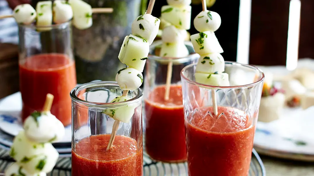 Kalte Tomatensuppe mit Melonen-Mozzarella-Sticks Rezept - Foto: LECKER @ Bauer Media Group Kalte Tomatensuppe mit Melonen-Mozzarella-Sticks Rezept - Foto: LECKER @ Bauer Media Group