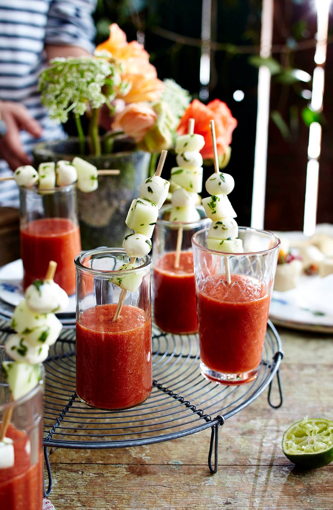 Kalte Tomatensuppe mit Melonen-Mozzarella-Sticks Rezept | LECKER