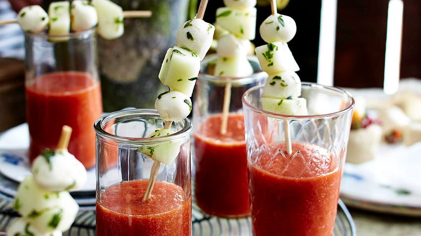 Kalte Tomatensuppe mit Melonen-Mozzarella-Sticks Rezept - Foto: House of Food / Bauer Food Experts KG
