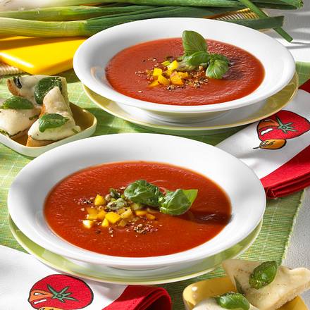 Kalte Tomatensuppe mit Mozzarella-Croûtons Rezept