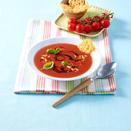 Kalte Tomatensuppe mit Parmesanchips, Pinienkernen und Balsamico Rezept