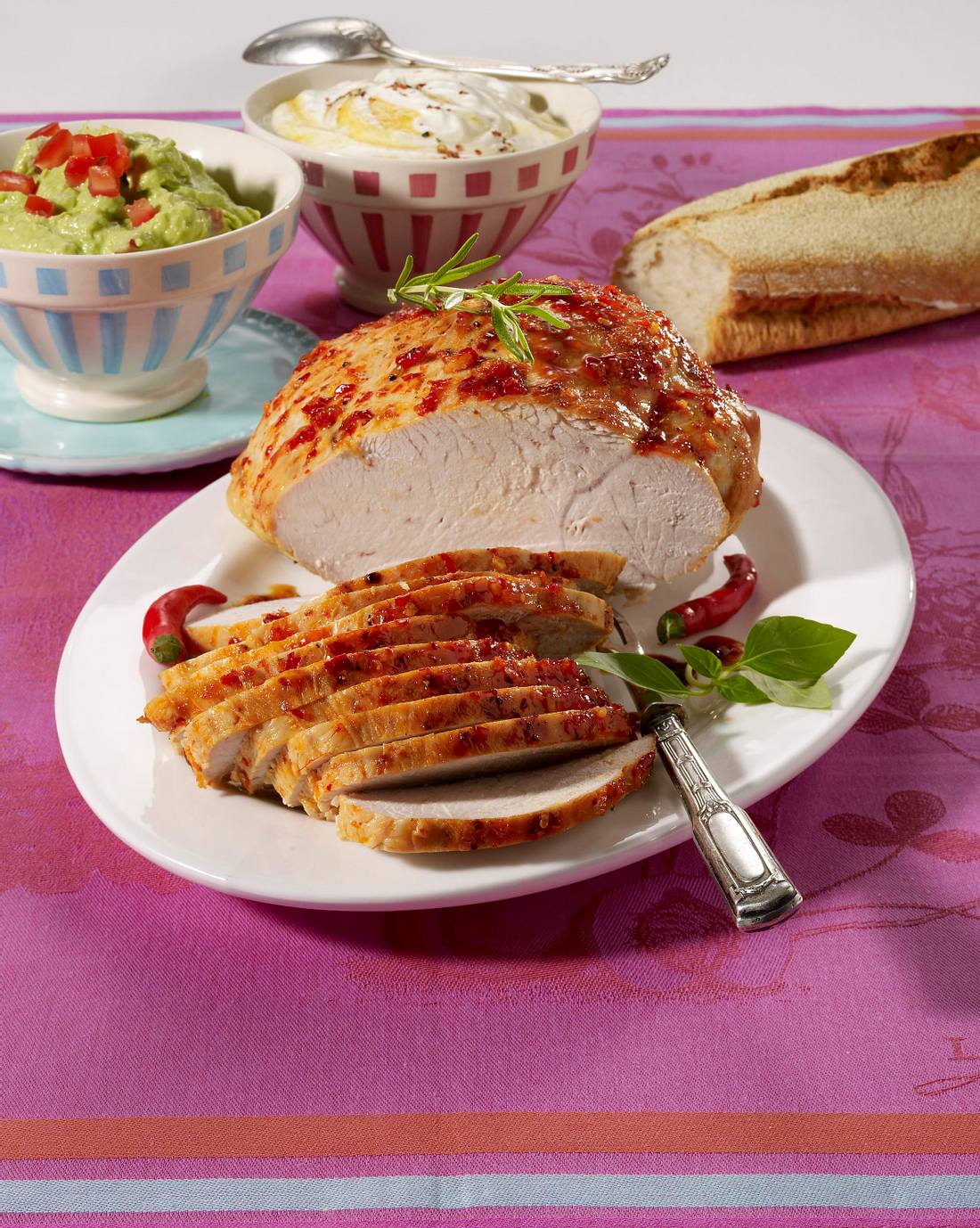 Kalter Chili-Putenbraten mit zweierlei Dips Rezept | LECKER