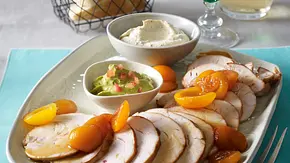 Kalter Putenbraten mit karamellisieren Aprikosen, Tomaten-Avocado-Dip und Schmand-Senf-Dip Rezept - Foto: LECKER @ Bauer Media Group