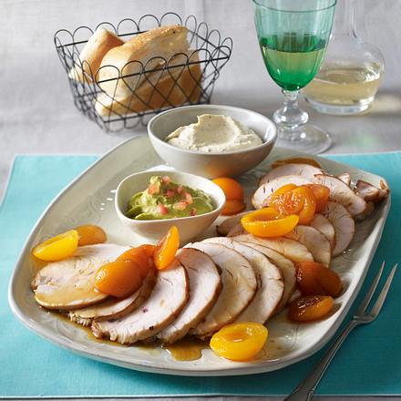 Kalter Putenbraten mit karamellisieren Aprikosen, Tomaten-Avocado-Dip und Schmand-Senf-Dip Rezept