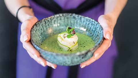 Kaltes Gurkensüppchen mit Fischröllchen Rezept - Foto: House of Food / Bauer Food Experts KG