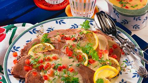 Kaltes Rindfleisch mit Kartoffel-Vinaigrette Rezept - Foto: House of Food / Bauer Food Experts KG