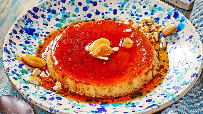 Kanarischer Flan mit Mandelkaramell Rezept - Foto: LECKER @ Bauer Media Group