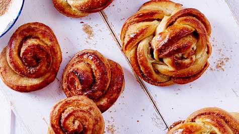 Ein goldgelb gebackener Kardamom-Knoten aus Hefeteig bestreut mit braunem Zucker. - Foto: LECKER @ Bauer Media Group