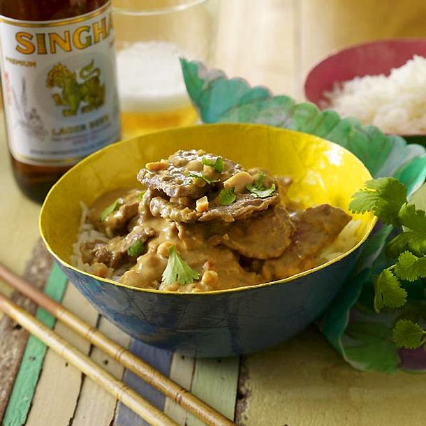 Kang-Mas-Sa-man-Nua (Rotes Rindfleisch-Curry mit Erdnussen) Rezept Kang-Mas-Sa-man-Nua (Rotes Rindfleisch-Curry mit Erdnussen) Rezept