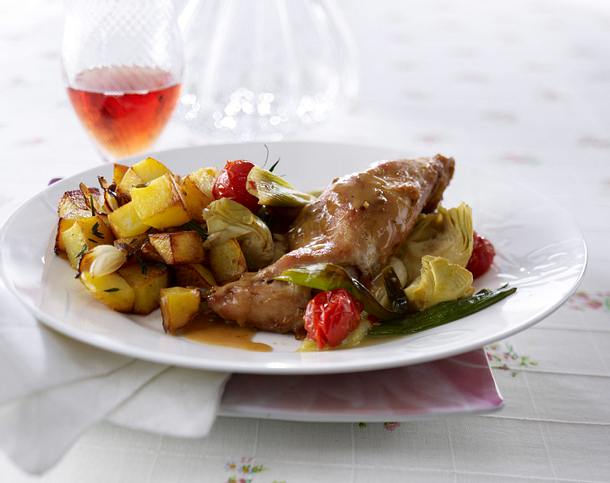 Kaninchen geschmort in Roséwein mit Röstkartoffeln Rezept Kaninchen geschmort in Roséwein mit Röstkartoffeln Rezept