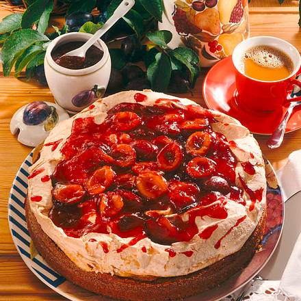Karamell-Baiserkuchen mit frischen Zwetschen Rezept