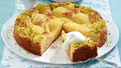 Karamell Birnenkuchen auf einem weißen Kuchenteller - Foto: LECKER @ Bauer Media Group Karamell Birnenkuchen auf einem weißen Kuchenteller - Foto: LECKER @ Bauer Media Group