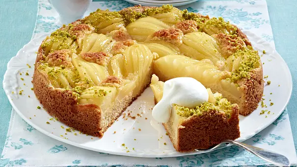 Karamell Birnenkuchen auf einem weißen Kuchenteller - Foto: LECKER @ Bauer Media Group Karamell Birnenkuchen auf einem weißen Kuchenteller - Foto: LECKER @ Bauer Media Group
