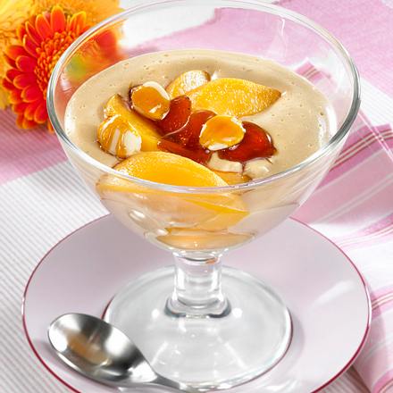 Karamell-Creme mit Mandeln & Pfirsich Rezept Karamell-Creme mit Mandeln & Pfirsich Rezept