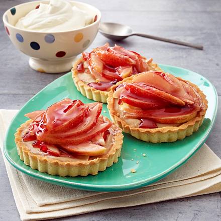 Karamell Creme-Tartelett mit Birnenspalten und Traubensaft-Guss Rezept Karamell Creme-Tartelett mit Birnenspalten und Traubensaft-Guss Rezept