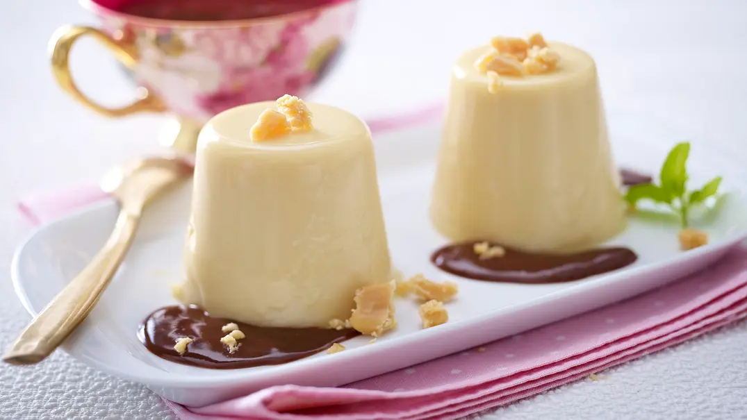 Karamell-Panna-cotta mit Schokosoße Rezept - Foto: LECKER @ Bauer Media Group Karamell-Panna-cotta mit Schokosoße Rezept - Foto: LECKER @ Bauer Media Group