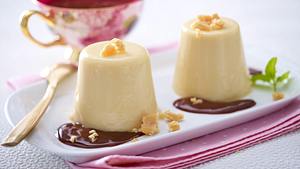 Karamell-Panna-cotta mit Schokosoße Rezept - Foto: House of Food / Bauer Food Experts KG