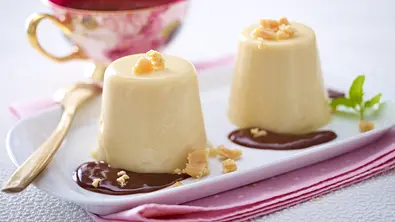 Karamell-Panna-cotta mit Schokosoße Rezept - Foto: LECKER @ Bauer Media Group