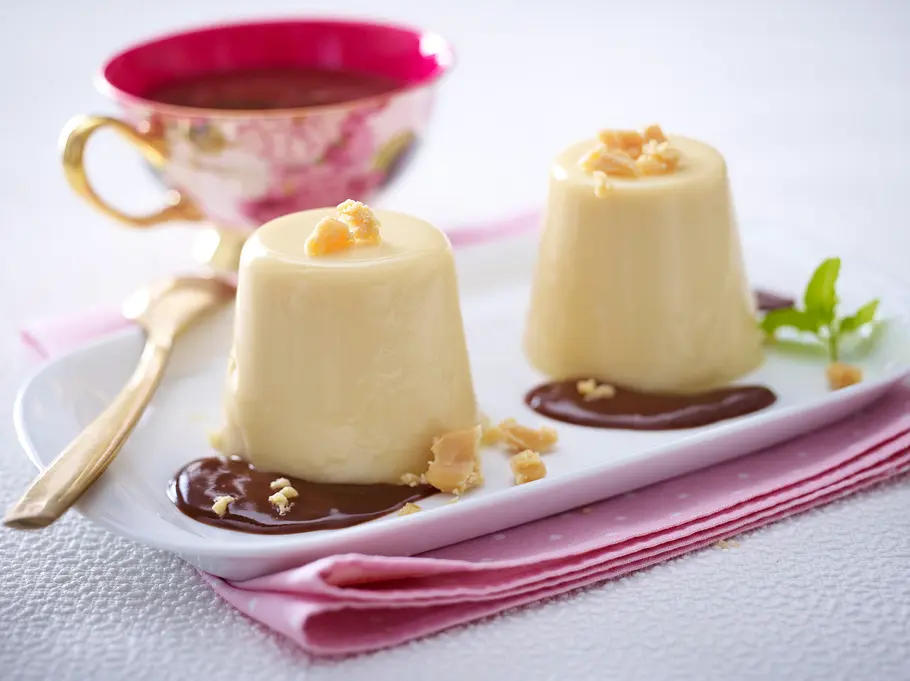 Karamell-Panna-cotta mit Schokosoße Rezept Karamell-Panna-cotta mit Schokosoße Rezept
