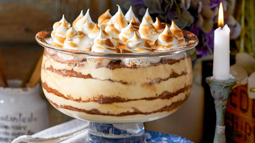 Karamell-Pudding mit geflämmten Baiser-Puffs Rezept - Foto: LECKER @ Bauer Media Group