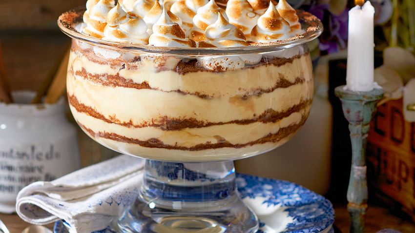Karamell-Pudding mit geflämmten Baiser-Puffs Rezept - Foto: House of Food / Bauer Food Experts KG