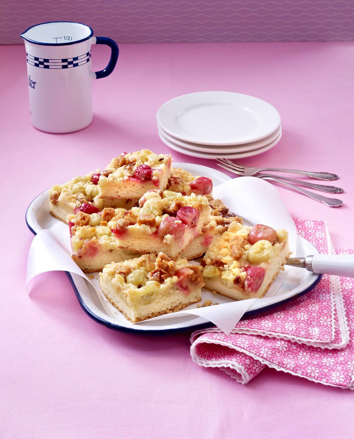 Karamell-Streuselkuchen vom Blech mit Stachelbeeren Rezept