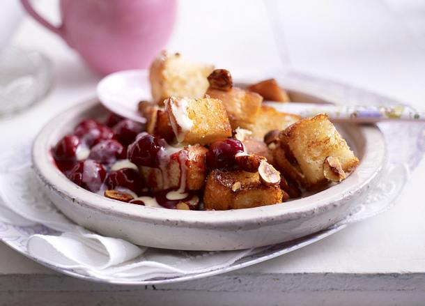 Karamellcroûtons mit heißen Kirschen und Vanillesoße Rezept Karamellcroûtons mit heißen Kirschen und Vanillesoße Rezept