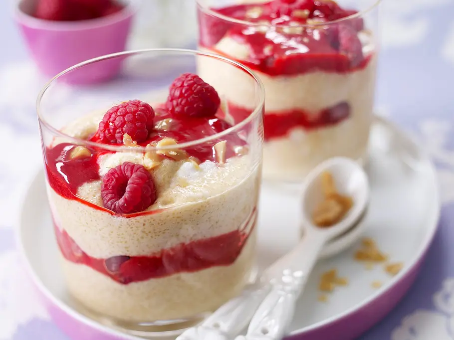 Karamellgrieß mit Himbeeren im Glas Rezept Karamellgrieß mit Himbeeren im Glas Rezept