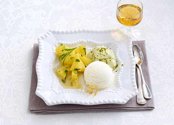 Karamellisierte Ananas mit Quark-Sorbet und Pistazien-Mousse Rezept Karamellisierte Ananas mit Quark-Sorbet und Pistazien-Mousse Rezept