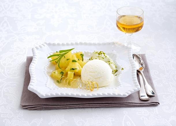 Karamellisierte Ananas mit Quark-Sorbet und Pistazien-Mousse (Lea Linster) Rezept Karamellisierte Ananas mit Quark-Sorbet und Pistazien-Mousse (Lea Linster) Rezept