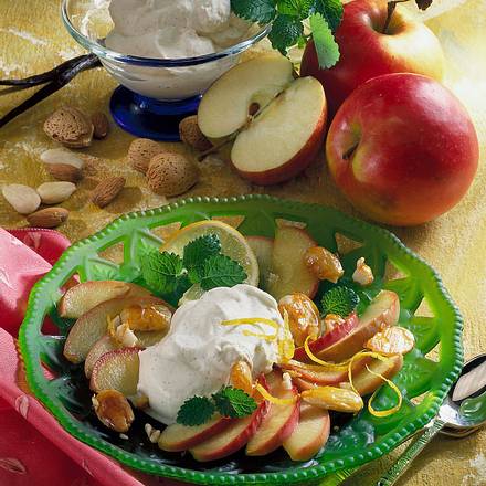 Karamellisierte Apfelspalten mit Krokantmandeln Rezept Karamellisierte Apfelspalten mit Krokantmandeln Rezept