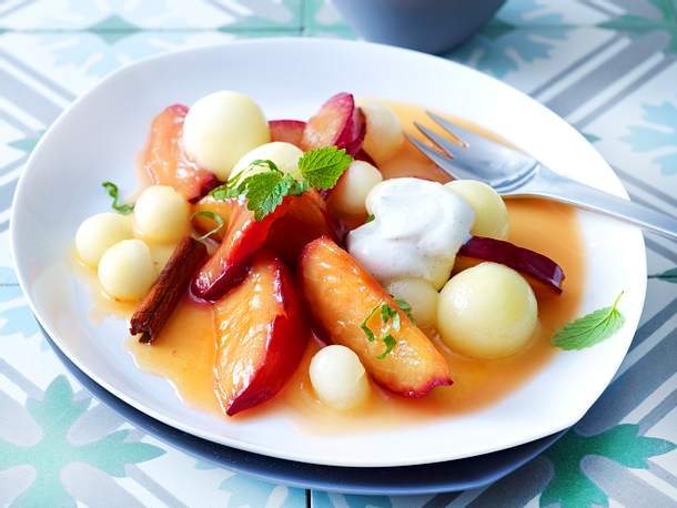 Karamellisierte Aprikose mit Melone zu Vanille-Creme fraiche Rezept Karamellisierte Aprikose mit Melone zu Vanille-Creme fraiche Rezept