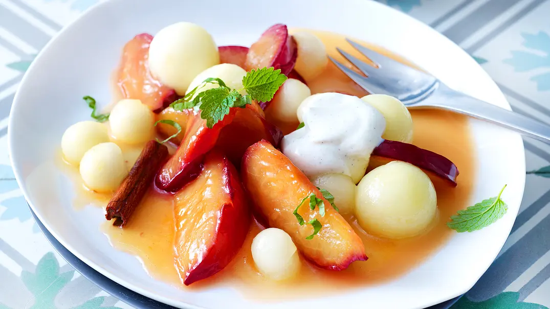 Karamellisierte Aprikose mit Melone zu Vanille-Creme fraiche Rezept - Foto: LECKER @ Bauer Media Group Karamellisierte Aprikose mit Melone zu Vanille-Creme fraiche Rezept - Foto: LECKER @ Bauer Media Group