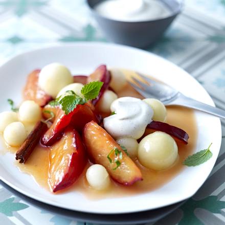 Karamellisierte Pflaumen und Melone zu Vanille-Crème-fraîche Rezept Karamellisierte Pflaumen und Melone zu Vanille-Crème-fraîche Rezept