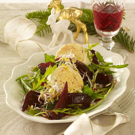 Karamellisierte Rote Bete auf Salat mit Ziegenkäsetalern Rezept
