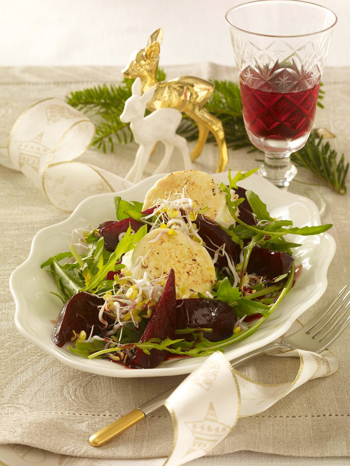 Karamellisierte Rote Bete auf Salat mit Ziegenkäsetalern Rezept