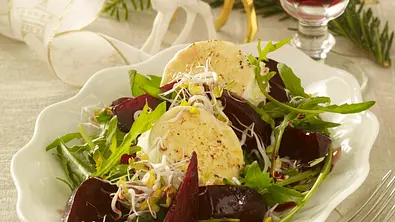 Karamellisierte Rote Bete auf Salat mit Ziegenkäsetalern Rezept - Foto: LECKER @ Bauer Media Group
