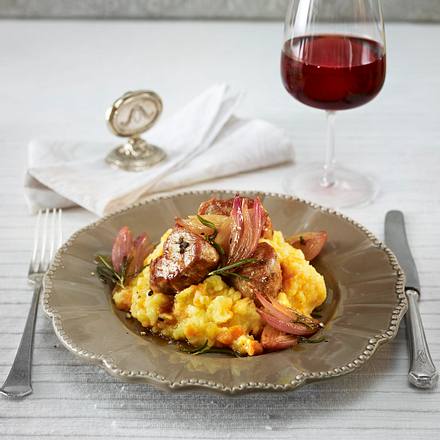 Karamellisierte Schweinemedaillons und Schalotten zu Kartoffel-Möhrenpüree Rezept Karamellisierte Schweinemedaillons und Schalotten zu Kartoffel-Möhrenpüree Rezept
