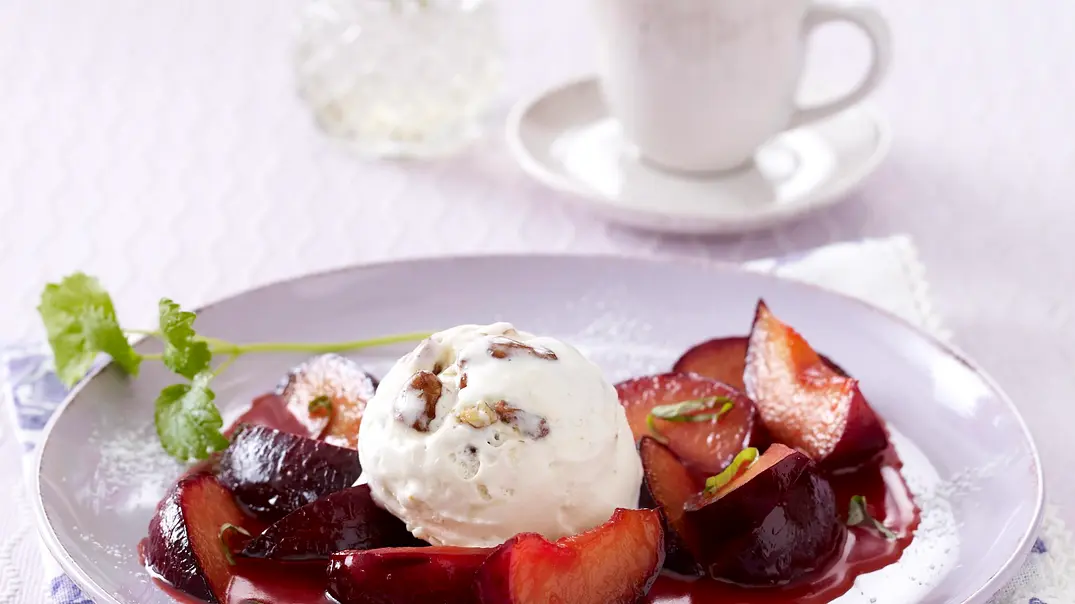 Karamellisierte Sommerpflaumen zu Walnusseis Rezept - Foto: LECKER @ Bauer Media Group