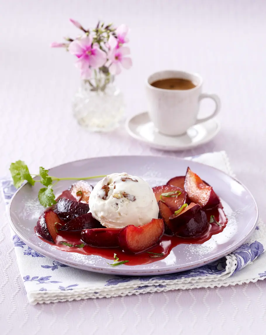 Karamellisierte Sommerpflaumen zu Walnusseis Rezept