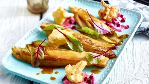 Karamellisierter Chicorée und Blumenkohltempura mit Rote-Bete-Creme Rezept - Foto: House of Food / Bauer Food Experts KG