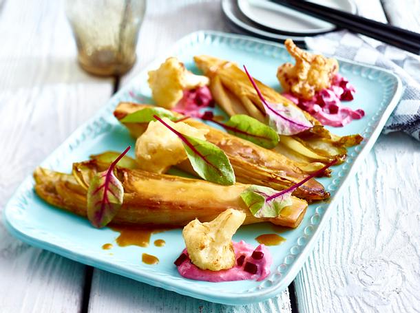 Karamellisierter Chicorée und Blumenkohltempura mit Rote-Bete-Creme Rezept Karamellisierter Chicorée und Blumenkohltempura mit Rote-Bete-Creme Rezept
