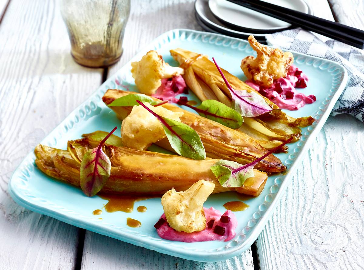 Karamellisierter Chicorée und Blumenkohltempura mit Roter Bete-Creme Rezept