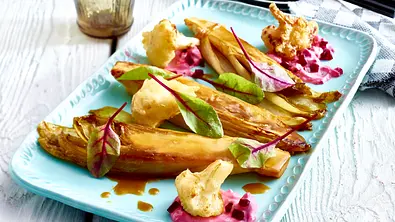 Karamellisierter Chicorée und Blumenkohltempura mit Roter Bete-Creme Rezept - Foto: LECKER @ Bauer Media Group