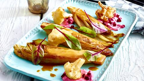 Karamellisierter Chicorée und Blumenkohltempura mit Roter Bete-Creme Rezept - Foto: House of Food / Bauer Food Experts KG