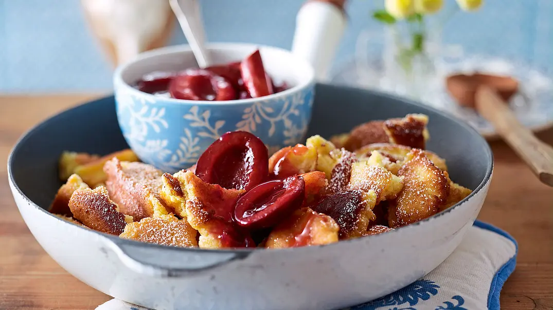 Karamellisierter Kaiserschmarrn mit Zwetschenkompott Rezept - Foto: LECKER @ Bauer Media Group