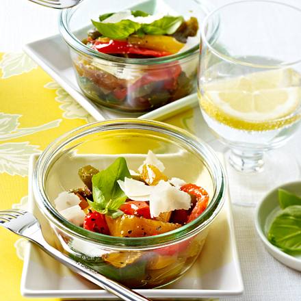 Karamellisierter Paprika-Salat mit Basilikum und Parmesanspäne Rezept Karamellisierter Paprika-Salat mit Basilikum und Parmesanspäne Rezept