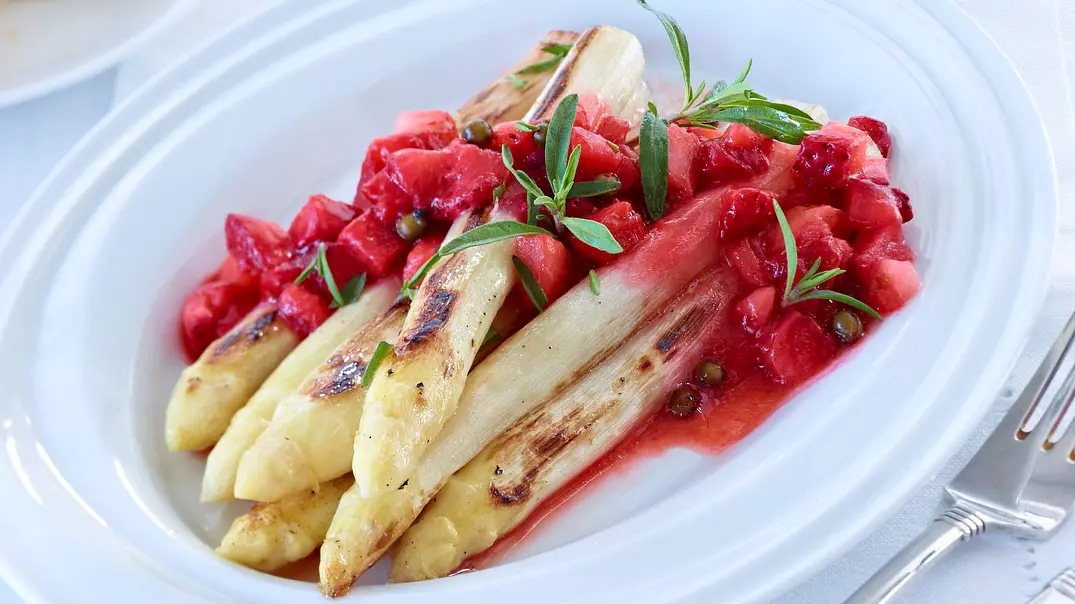 Karamellisierter Spargel mit Erdbeeren und grünem Pfeffer Rezept - Foto: LECKER @ Bauer Media Group