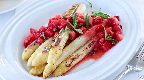 Karamellisierter Spargel mit Erdbeeren und grünem Pfeffer Rezept - Foto: House of Food / Bauer Food Experts KG