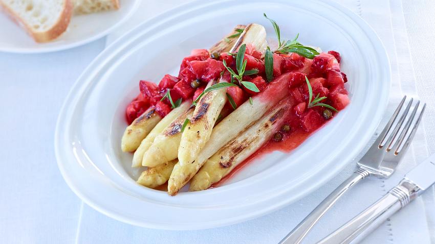 Karamellisierter Spargel mit Erdbeeren und grünem Pfeffer Rezept - Foto: House of Food / Bauer Food Experts KG